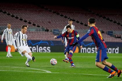 Arthur busca tapar un remate de Lionel Messi en el último Barcelona-Juventus de la Champions League (REUTERS)