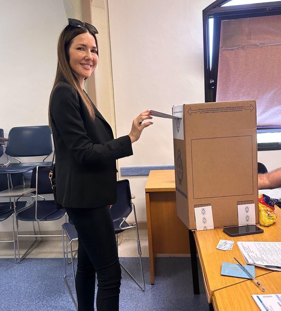 Con un look total black, Cristina Pérez ya dejó su voto