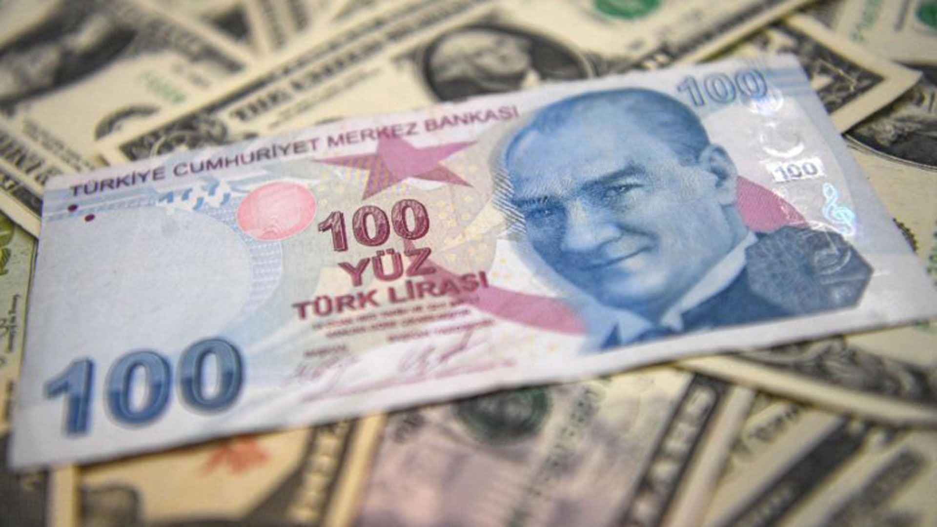 El gobierno de Erdogan no consigue detener la caída de la lira turca frente al dólar y mantiene los temores en los mercados emergentes