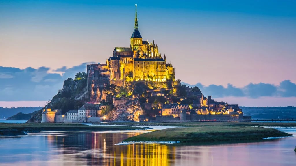 Mont Saint Michel es una islita que es visitada por casi 3 millones de turistas al año. (Shutterstock)