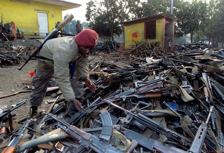 Soldados congoleños inspeccionan armas confiscadas en la frontera a tropas del régimen ruandés, tras la caída de Kigali, en julio de 1994 (Reuters)