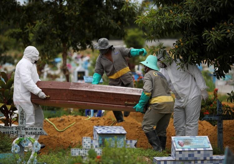 El entierro de una mujer fallecida por coronavirus en Manaos, Brasil, el país con la mayor cantidad de víctimas mortales de la región. 