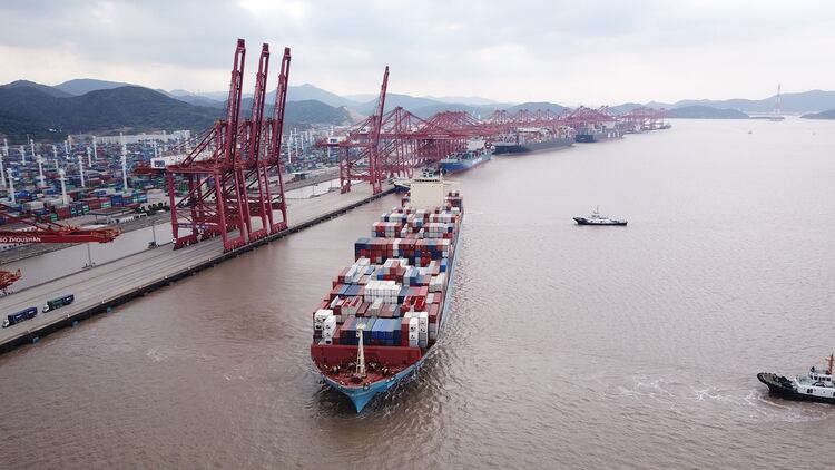 Un buque con containers, en el puerto de Ningbo, China (Bloomberg)