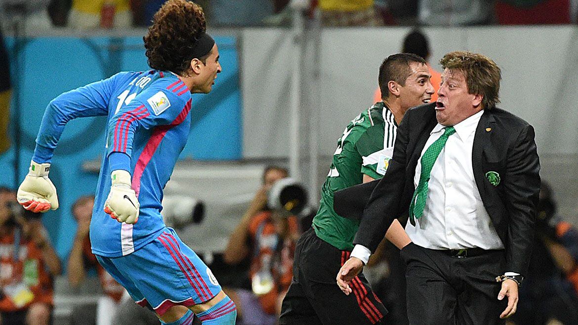 Miguel Herrera se quedó a minutos de conseguir el pase a los cuartos de final del Mundial de Brasil 2014 (Foto: AFP)