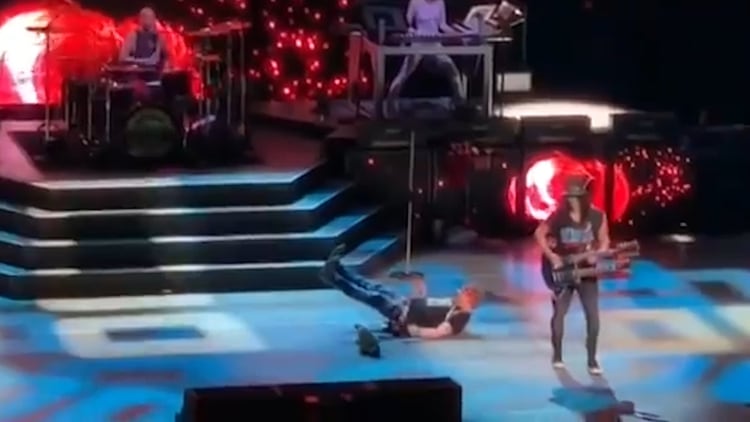 Axl Rose quedó unos instantes tendido en el suelo del escenario