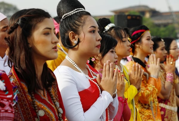 Miles personas con atuendos típicos acudieron a la misa (Reuters/Ann Wang)