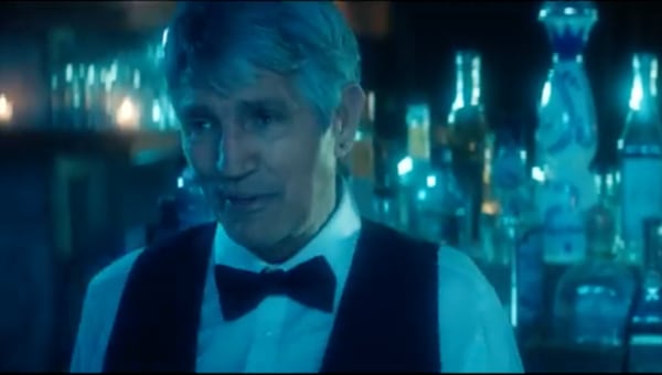 Eric Roberts es el barman que sirve a la pareja un ron con hielo, una secuencia que se repite y multiplica el encuentro