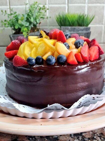 Torta de chocolate y frutas