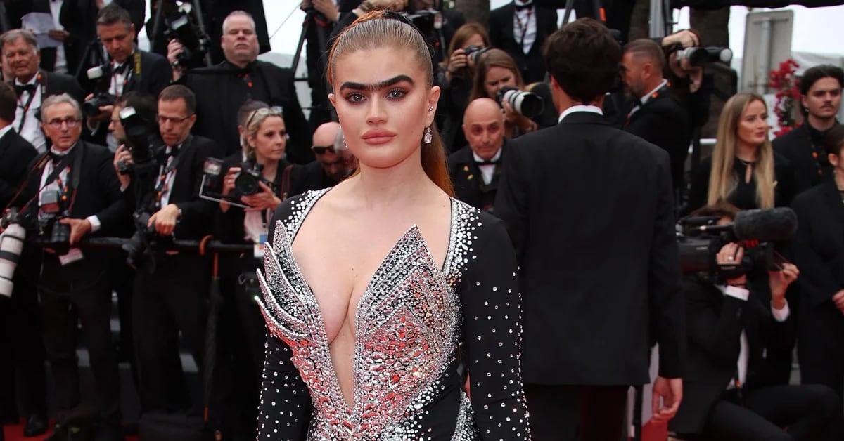 Sophia Hadjipanteli, le mannequin à l’origine de la campagne unibrow, a révolutionné le tapis rouge à Cannes