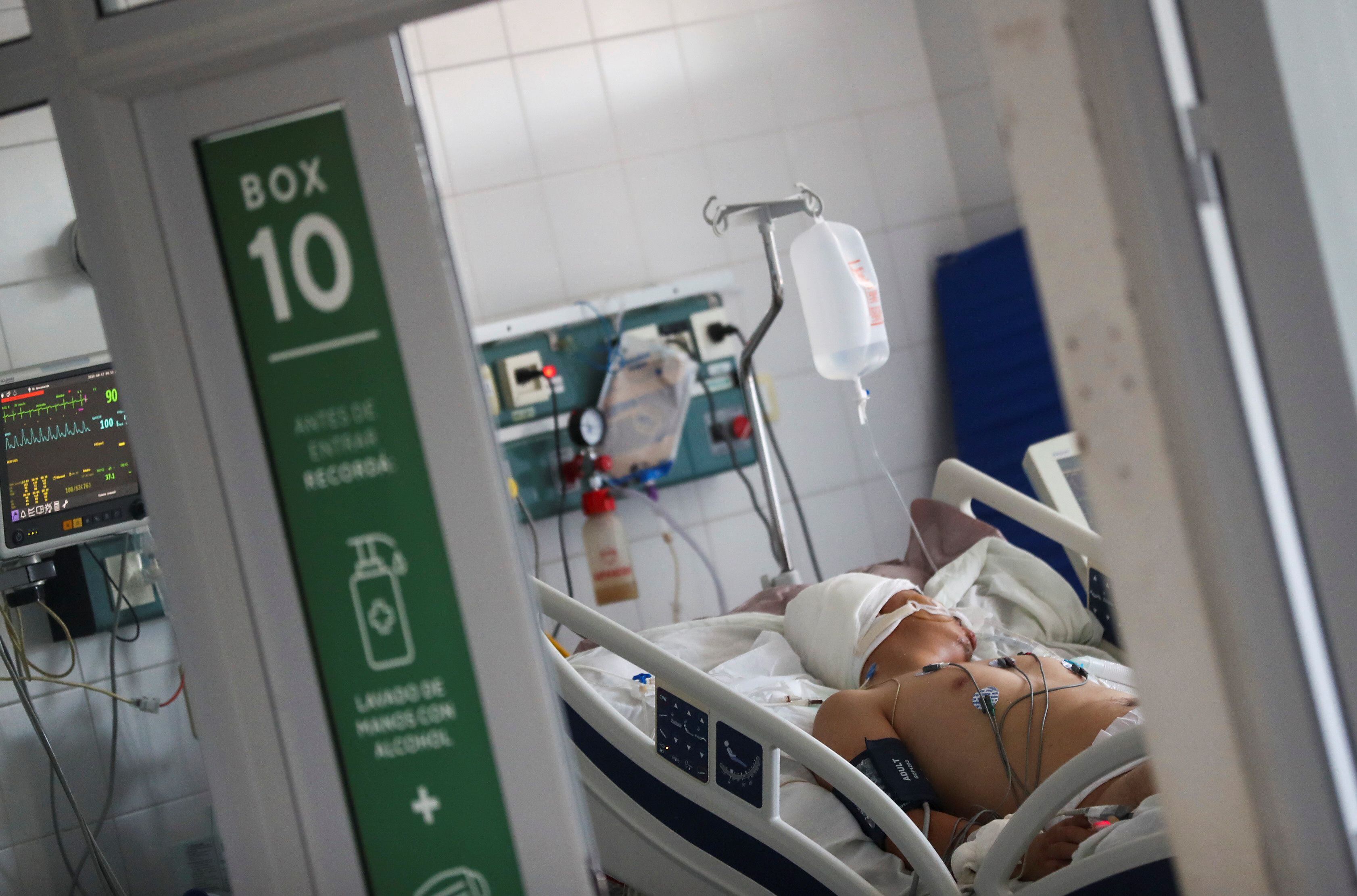 Un paciente internado con COVID-19 grave internado en Buenos Aires -  REUTERS/Agustin Marcarian