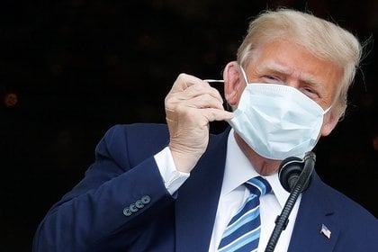 El presidente de los Estados Unidos, Donald Trump, con una máscara
