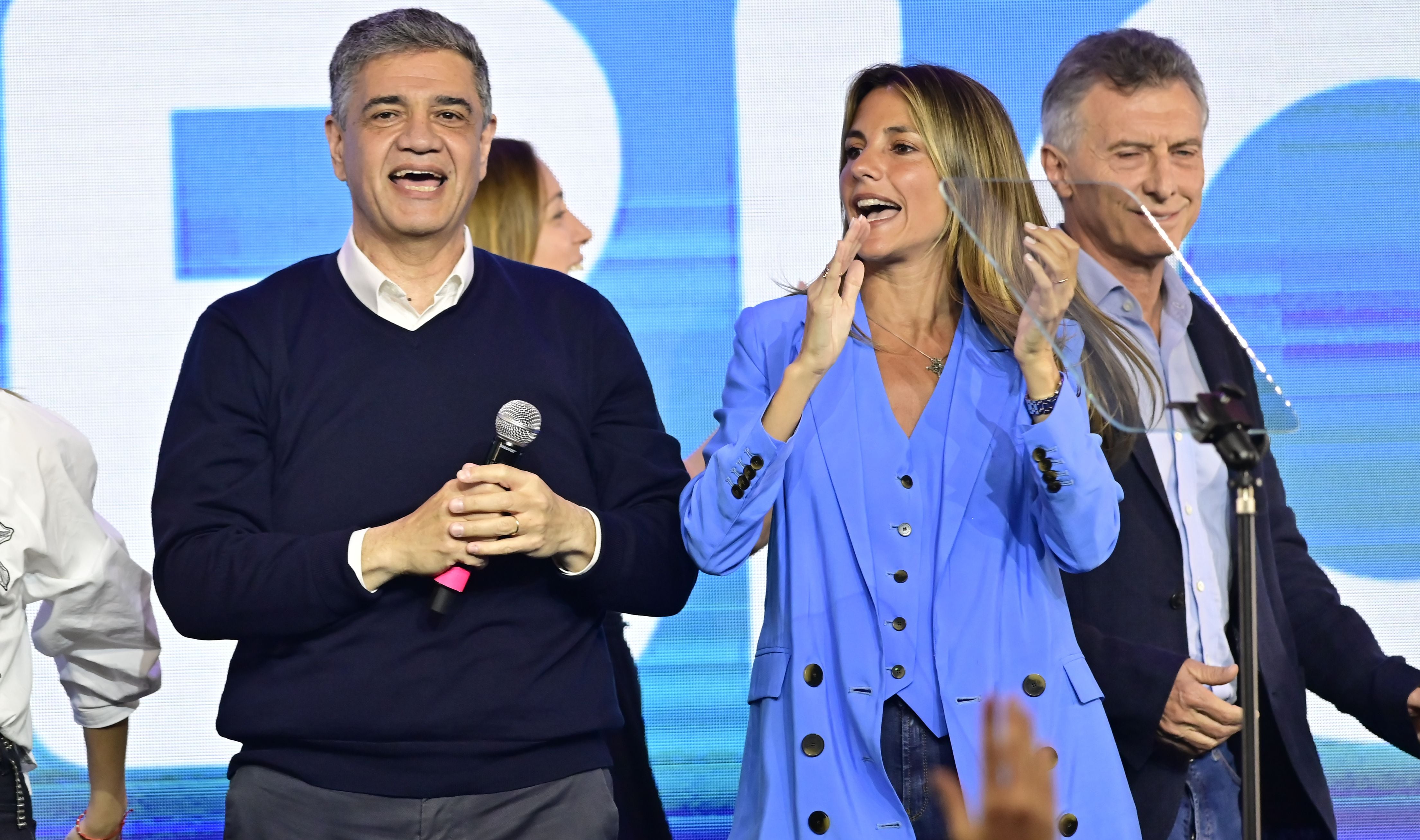 Jorge Macri, su esposa María Belén Ludueña, y el expresidente argentino Mauricio Macri, la noche del domingo 