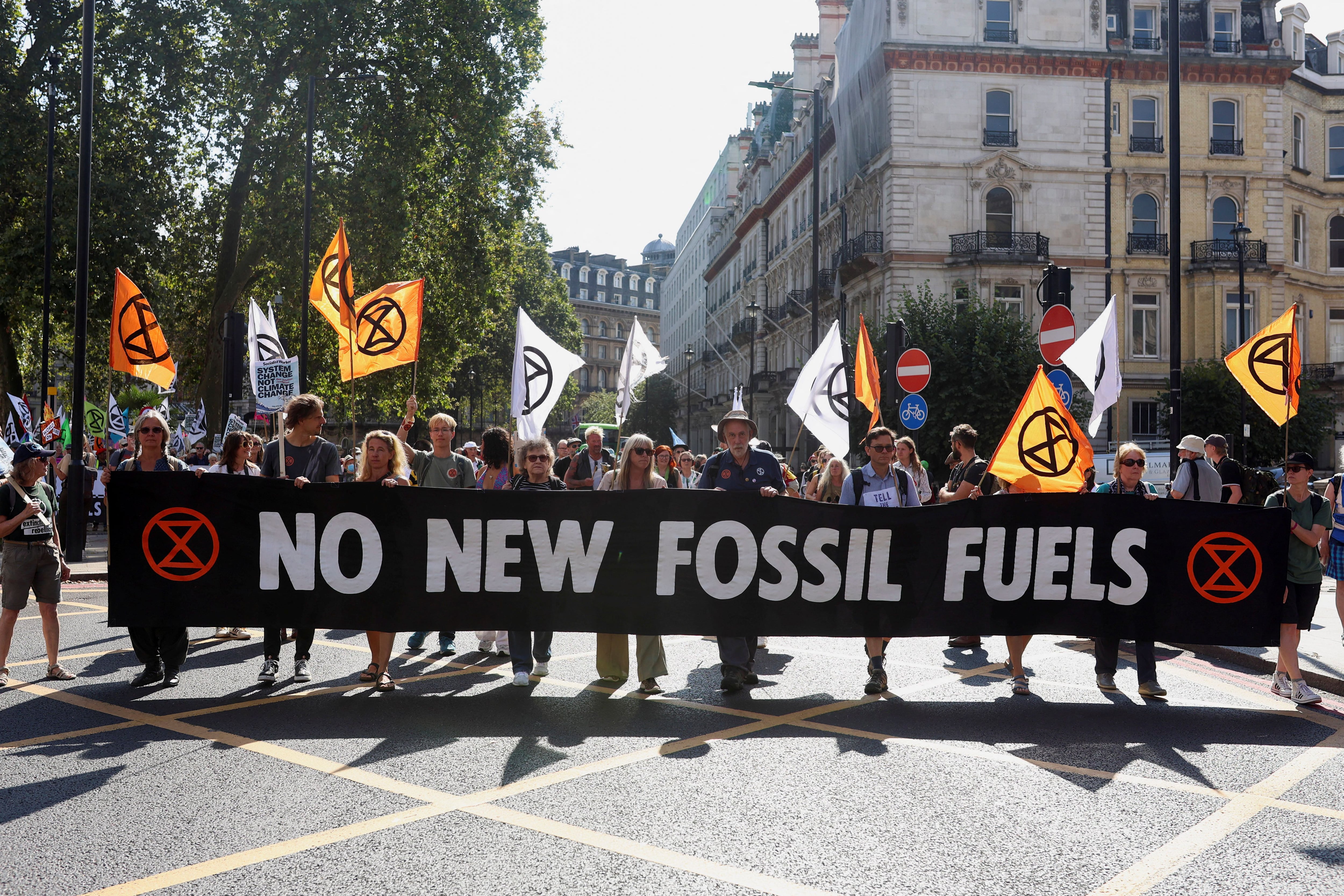 Manifestantes portan una pancarta durante una protesta mundial para acabar con los combustibles fósiles en Londres  (REUTERS/Susannah Ireland)