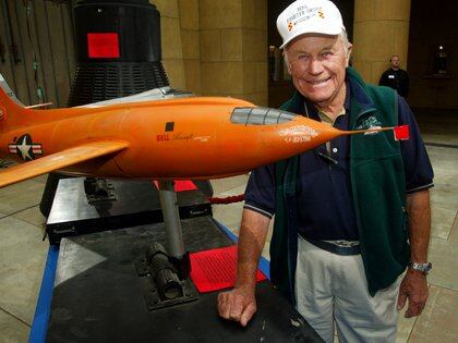 Chuck Yeager, el primer piloto en romper la barrera del sonido en el Bell X-1 "Glamorous Glinnis" en octubre de 1947, posa junto a una miniatura del avión usado en la película "The Right Stuff", en una proyección en Hollywood, California, el 9 de junio de 2003.  REUTERS/Fred Prouser/File Photo