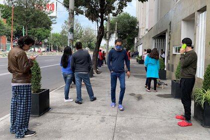 Miles de personas salieron luego de que se registrara una falsa alarma en la capital del país este 20 de marzo (Foto: EFE/José Pazos)