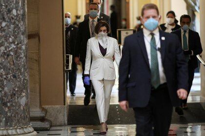Nancy Pelosi llegando al Congreso para votar un paquete estímulo adicional ante el coronavirus. REUTERS/Tom Brenner