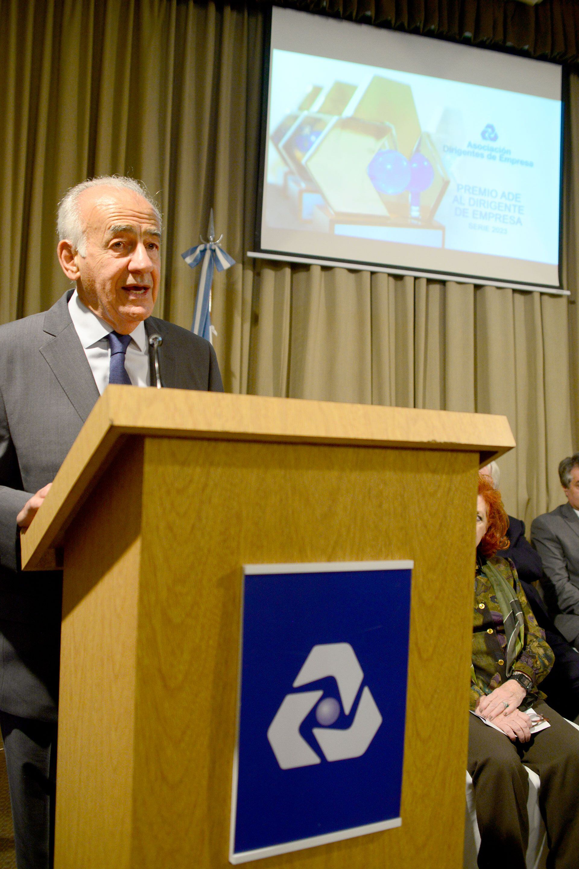 El presidente de la Asociación Dirigentes de Empresa (ADE), Aizar Antonio Assefh, durante la entrega de premios donde fueron distinguidos los empresarios en sus respectivas categorías: INDUSTRIA, Agrometal, Rosana Negrini; SERVICIOS, Instituto Zaldivar, Roberto Zaldivar; COMERCIO, Maru Botana; AGROINDUSTRIA: Familia Zuccardi, José Zuccardi; COMUNIDAD: Cáritas, Monseñor Carlos Tissera; y ACTUALIDAD: Df Entertainment, Diego Finkelstein. El premio otorgado por el Consejo Directivo de ADE, como reconocimiento a su trabajo y trayectoria, fue para Sergio Vigil

 
