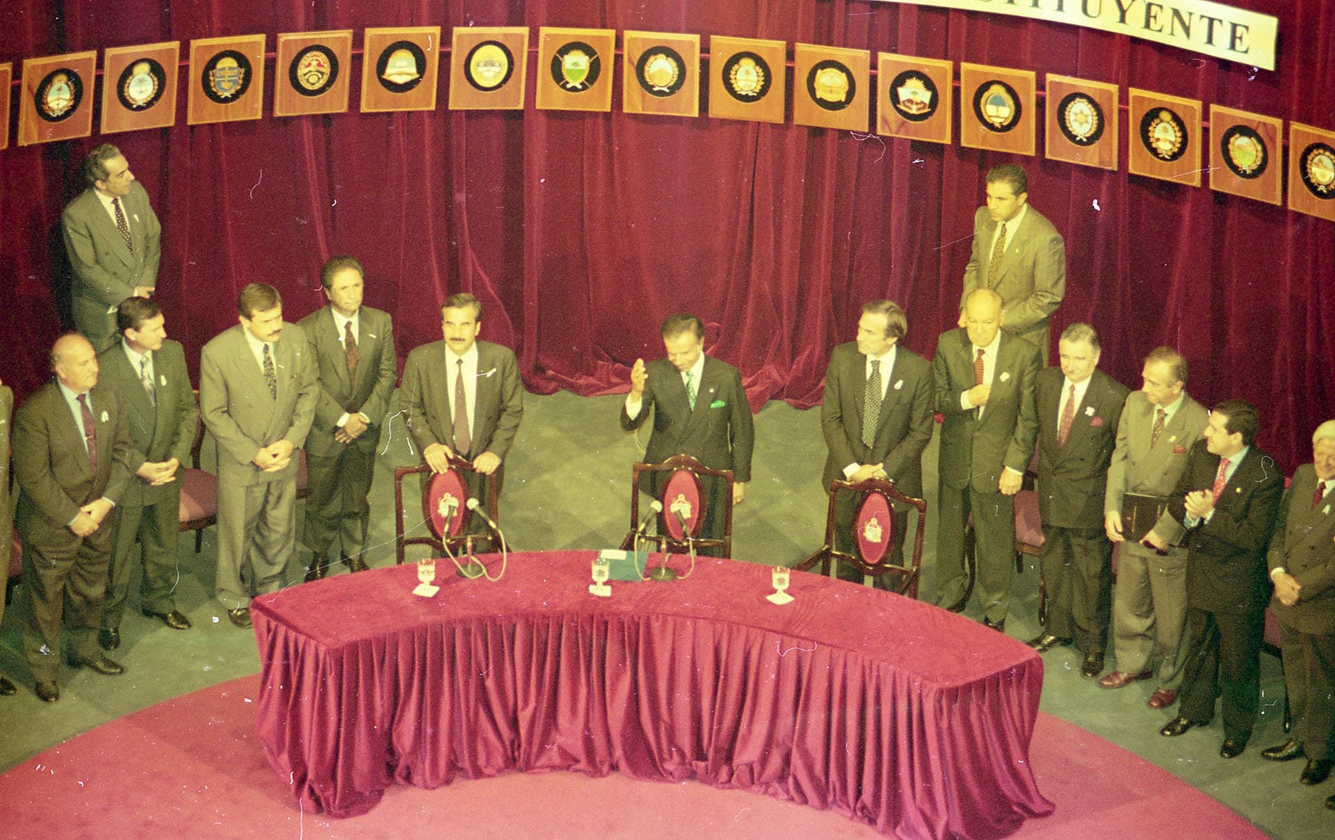 El presidente Carlos Menem saluda en la finalización de la Asamblea Constituyente en 1994. Foto: Carlos Luna