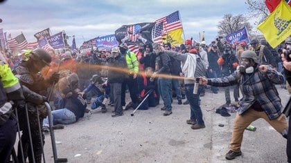 Fanáticos del presidente Trump enfrentándose a la Policía durante la toma del Capitolio de EEUU.
