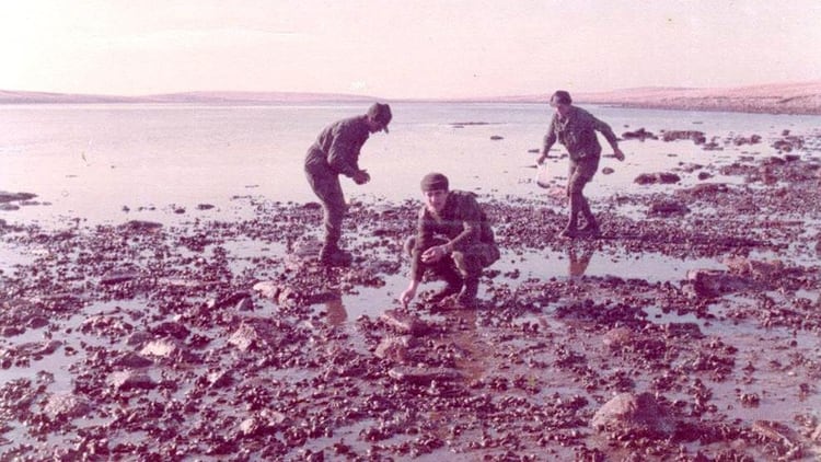 El joven teniente colocando minas en una de las playas de las islas