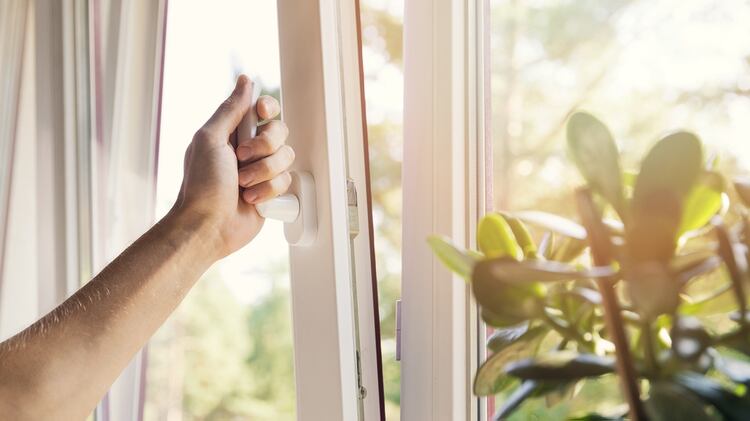 Aunque haga frío, es clave ventilar los ambientes tanto al comienzo del día como al final para mantener a los gérmenes fuera del hogar (Shutterstock)