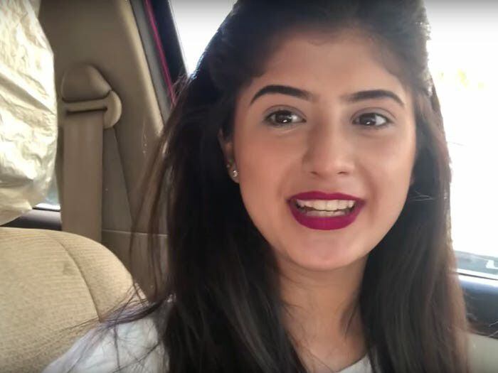 Arishfa Khan es una niña de 16 años de la India que comenzó como actriz infantil a los 9 años. Sin embargo, obtuvo un gran seguimiento por sus videos de lip sync en su cuenta de TikTok, y desde entonces ha creado un canal de belleza y maquillaje en YouTube. Sus videos a menudo muestran a su compañera estrella de TikTok Lucky Dancer (Youtube)