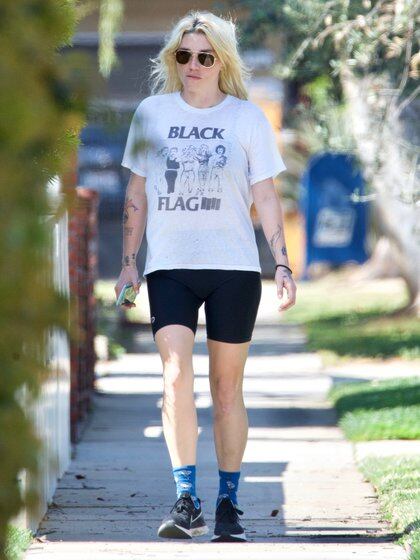 Kesha dio un paseo por las calles de su vecindario en West Hollywood. Lució unas bikers negras, una remera estampada y zapatillas deportivas