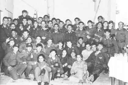 En la foto, todos los miembros del cuartel de bomberos de Puerto Madryn en 1994. Entre ellos, los 25 fallecidos: Daniel Araya (21), Mauricio Arcajo (12), Andrea Borredá (18), Ramiro Cabrera (16), Marcelo Cuello (23), Néstor Dancor (15), Alicia Giudice (22), Raúl Godoy (23), Alexis González (22), Carlos Hegui (12), Lorena Jones (15), Alejandra López (15), Gabriel Luna (21), José Luis Manchula (23), Leandro Mangini (18), Cristian Meriño (21), Marcelo Miranda (11), Juan Moccio (15), Jesús Moya (20), Juan Manuel Passerini (16), Cristian Rochón (19), Paola Romero (17), Cristian Llambrún (21), Cristian Zárate (14) y Juan Carlos Zárate (22).
