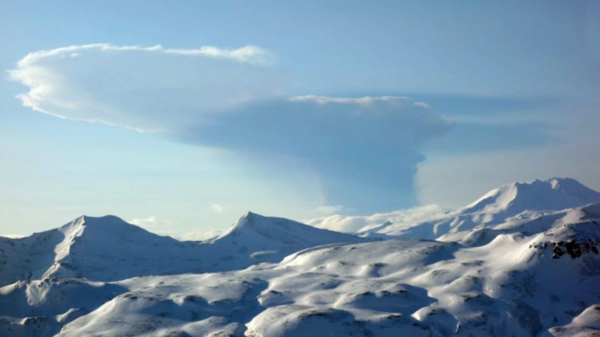 El volcán Bogoslof emitió una densa nube de cenizas. Así se veía desde la vecina isla de Unalaska