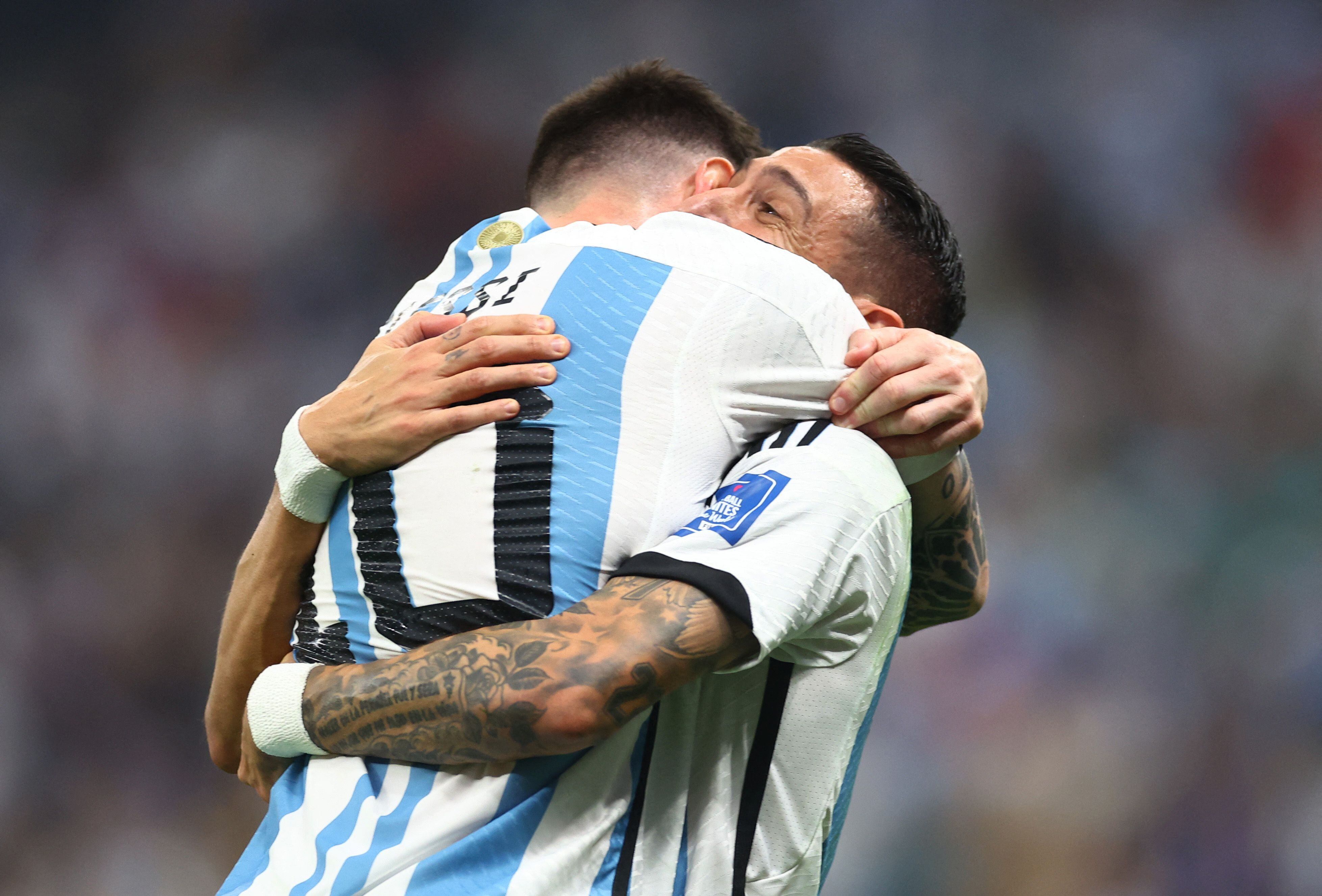 El abrazo de Di María con Messi después del primer gol de la selección argentina ante Francia (Reuters)