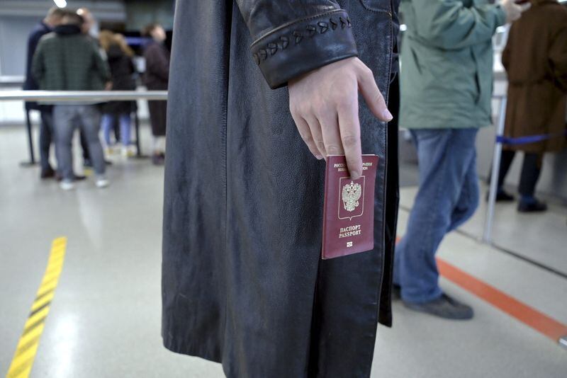 Ivan, de 23 años, de Rusia, espera en una cola para que le revisen el pasaporte en el puesto de control fronterizo de Vaalimaa en Virolahti, Finlandia (Reuters)