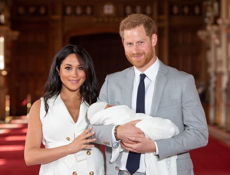 El príncipe Harry y Meghan Markle presentaron a su hijo en St George’s Hall del castillo de Windsor