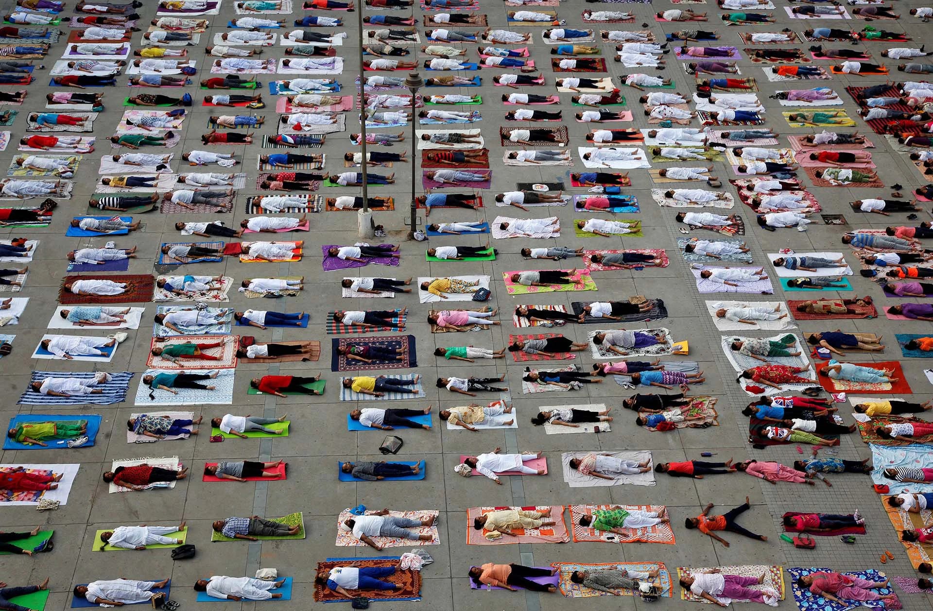 Miles de persona participaron del Día Internacional del Yoga en Chandigarh, India (REUTERS)
