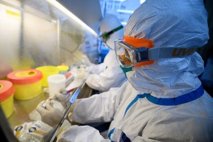Trabajadores en trajes protectores realizan pruebas de ARN en especímenes dentro de un laboratorio en un centro de control y prevención de enfermedades, mientras el país es golpeado por un brote del nuevo coronavirus, en Taiyuan, provincia de Shanxi, China, el 14 de febrero de 2020. cnsphoto via REUTERS