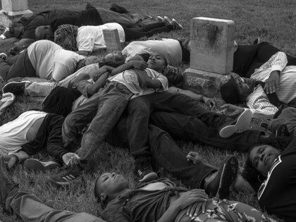Instalación de protesta en memoria de las víctimas enterradas en fsoas comunes (Joseph Rusmore/The New York Times)