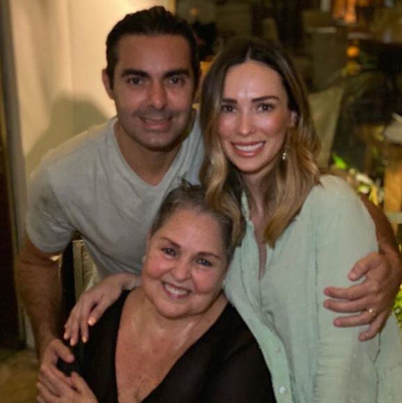 Lupita D'Alessio con su hijo Ernesto y su nuera Charito