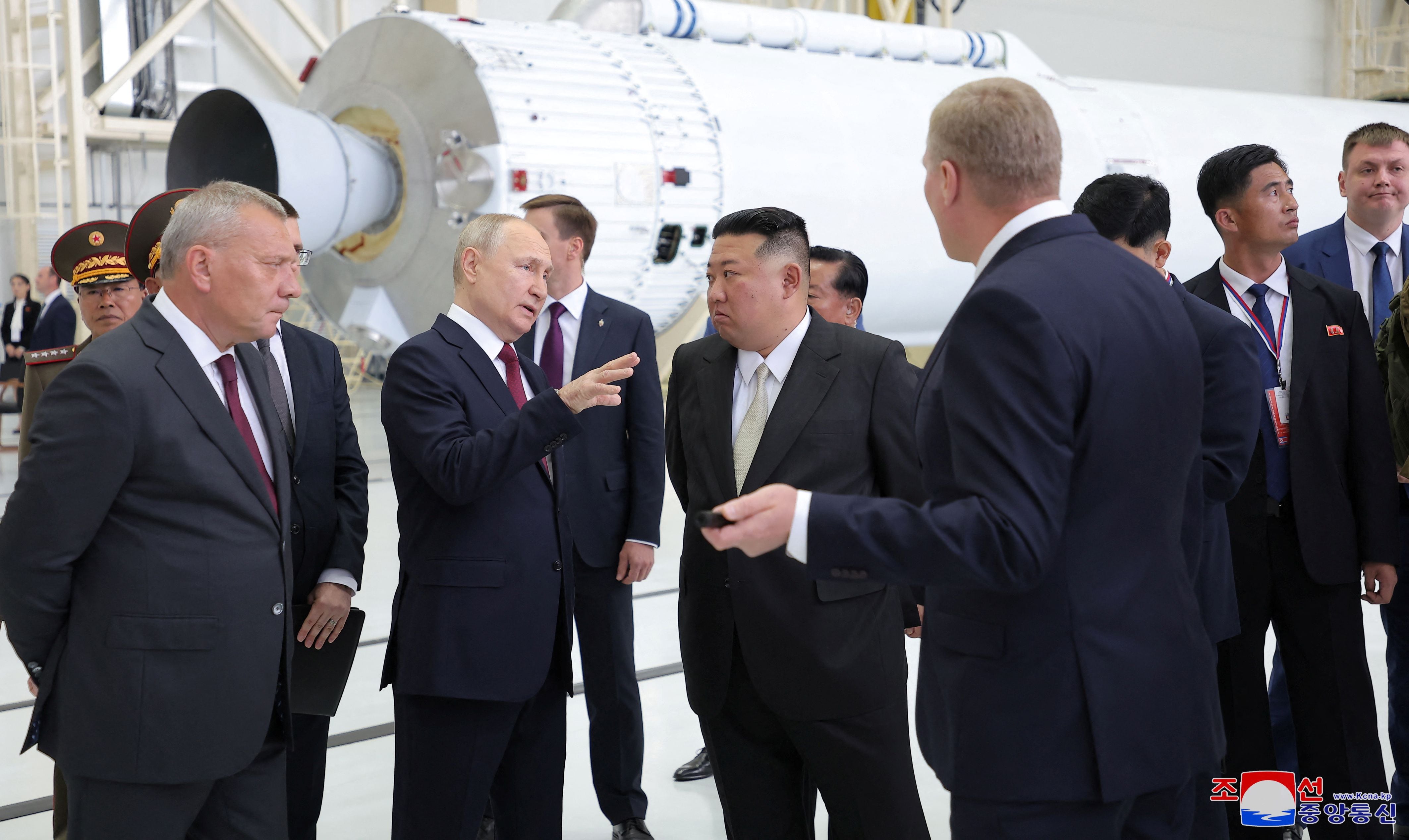 Kim Jong-un conversó con Putin en el cosmódromo de Vostochny  (KCNA vía REUTERS)