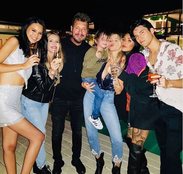 Marcelo Tinelli brindó con su mujer Guillermina Valdes y sus hijos Micaela, Candelaria, Francisco, Juana y Lorenzo (Foto: Instagram)