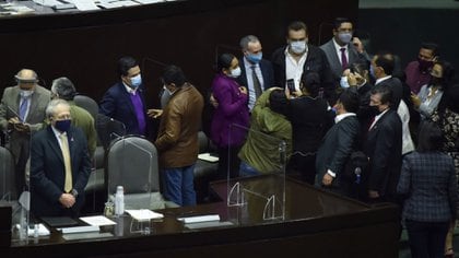 Aunque Hugo López-Gatell no había sido convocado a esta comparecencia, estuvo presente y se tomó fotografías con legisladores de Morena. (Foto: Mario Jasso/Cuartoscuro)