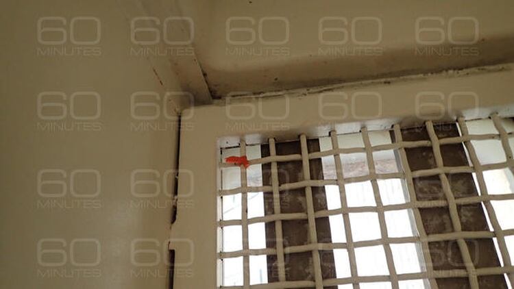 La ventana de la celda de Jeffrey Epstein en el Metropolitan Correctional Center de Manhattan (Gentileza 60 Minutes/CBS)