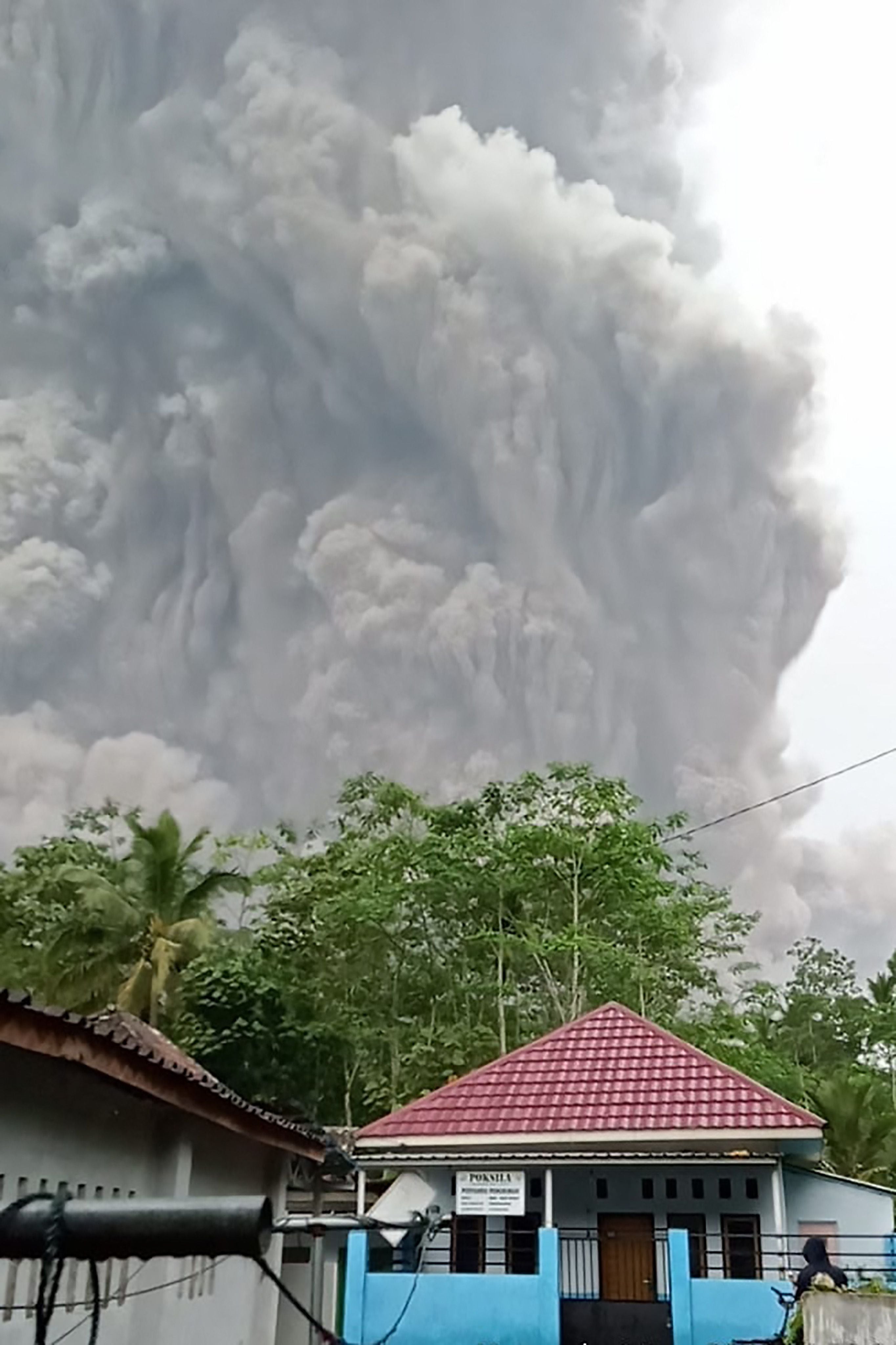 La sorprendente erupción tuvo lugar a plena luz del día alrededor de las 15:30 hora local (8:30 GMT) (AFP)