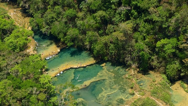 Un lugar en el mundo en Guatemala, donde el río se esconde bajo las piedras.  (Getty Images)