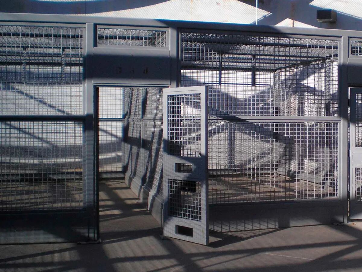 Esta es la jaula en la que alias Otoniel, excapo del temido clan del Golfo, saldrá a tomar la luz del sol. Foto: Archivo Infobae.