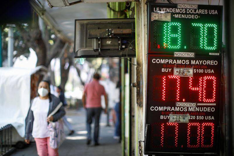 Imagen de archivo. Un tablero muestra los tipos de cambio del peso mexicano y el dólar estadounidense en Ciudad de México, México. 13 de marzo de 2023. REUTERS/Raquel Cunha