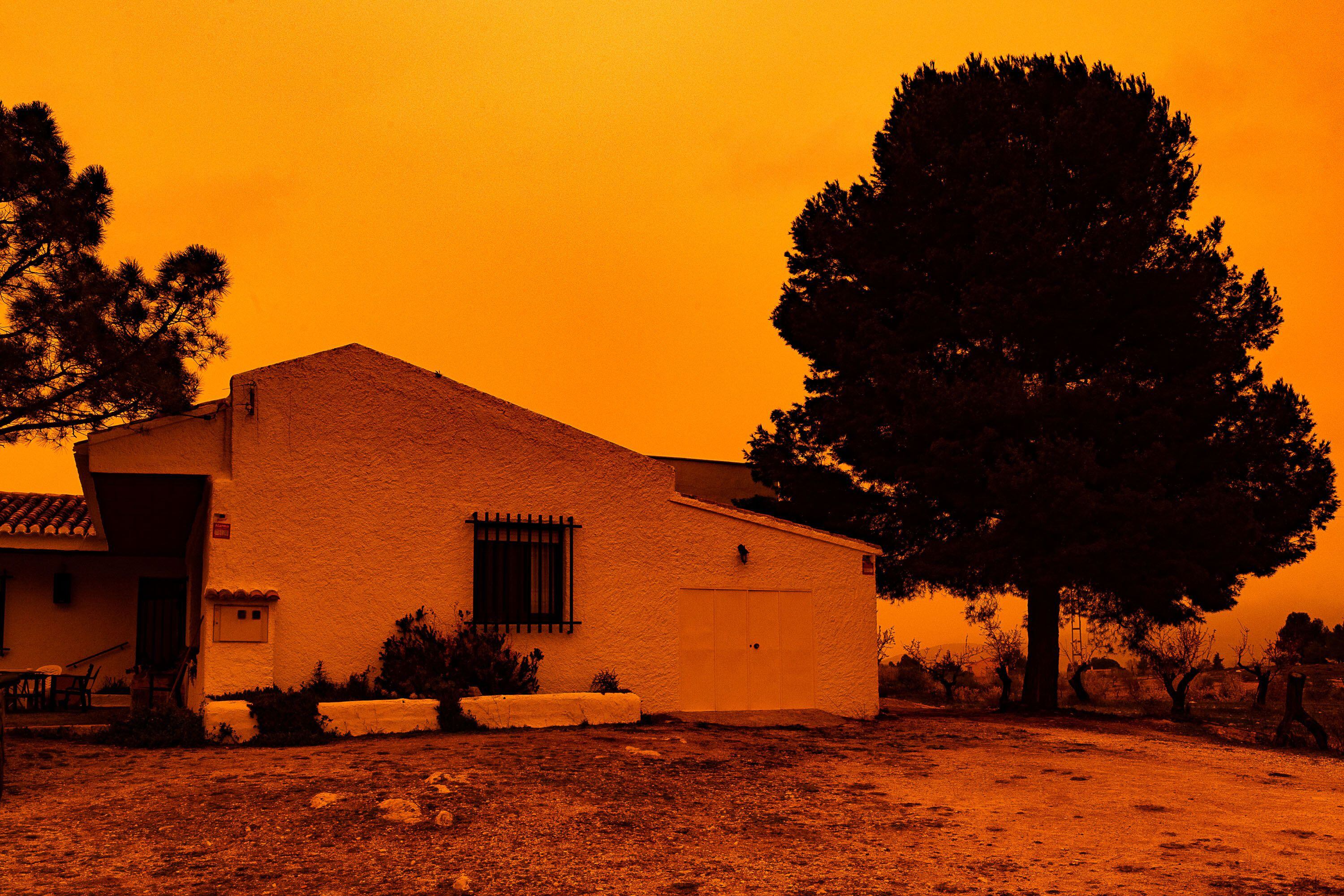 Cielo con tonos rojizos por la llegada de polvo sahariano, a 14 de marzo de 2022, en Navares, Caravaca de la Cruz, Murcia.(Javier Carrión / Europa Press)