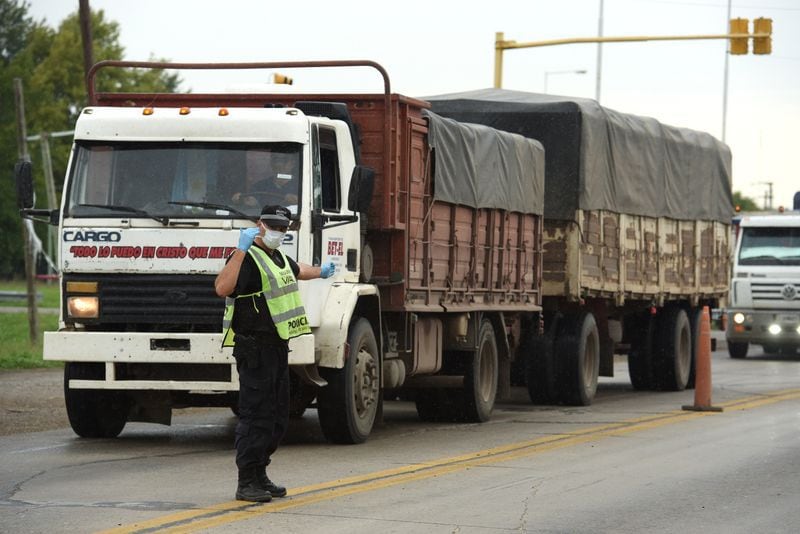 Camiones con granos cerca del puerto de exportación en Rosario, Santa Fe. Argentina (Reuters)
