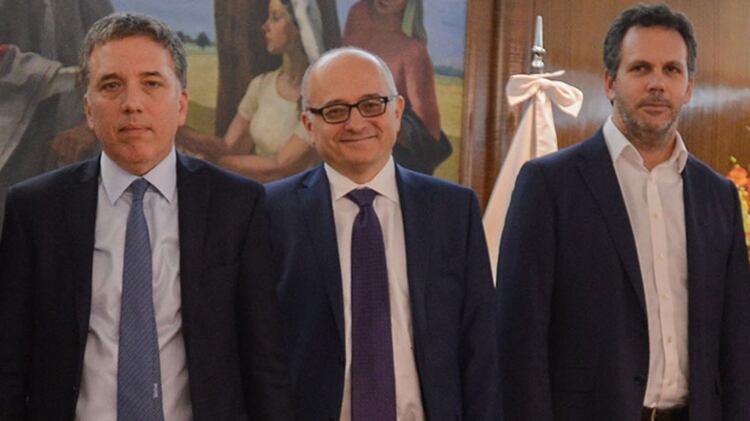 Roberto Cardarelli, jefe de la misiÃ³n del FMI, junto al ministro de Hacienda NicolÃ¡s Dujovne y el titular del Banco Central Guido Sandleris
