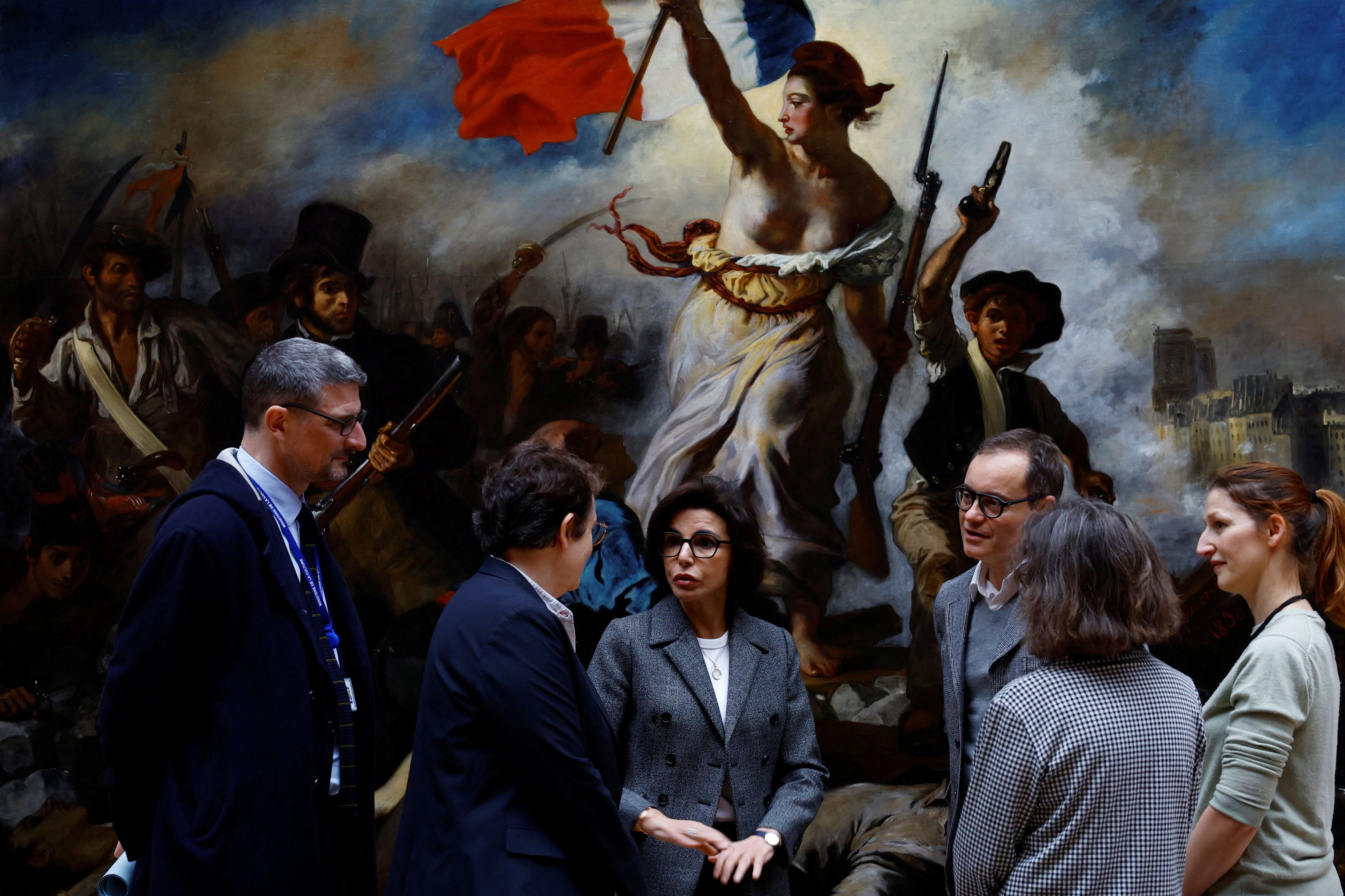 La ministra de Cultura francesa, Rachida Dati, conversa con Laurence des Cars, director del Museo del Louvre, durante la instalación del cuadro