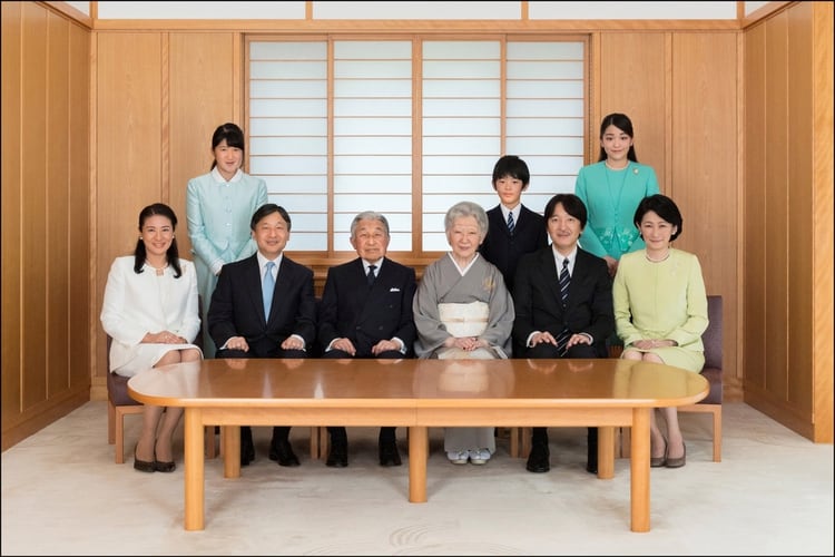 La familia imperial del Japón, la monarquía más antigua del mundo tiene recambio. Bajo la Ley Sálica, el nuevo emperador Naruhito (izq.) y los príncipes Akishino (der.) y Hisahito (arriba).