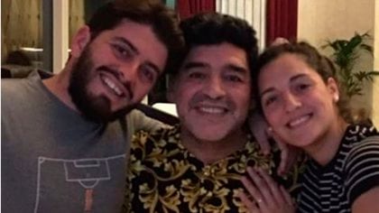 Diego Maradona junto a Diego Jr. y Jana, dos de sus hijos